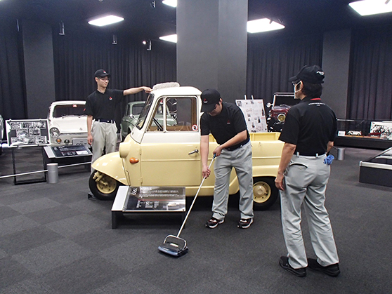 展示車の清掃